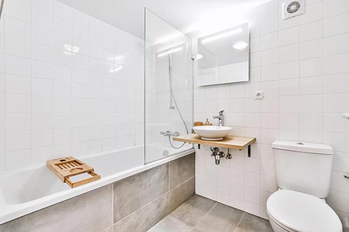 beautiful bathroom with big bathtub white walls